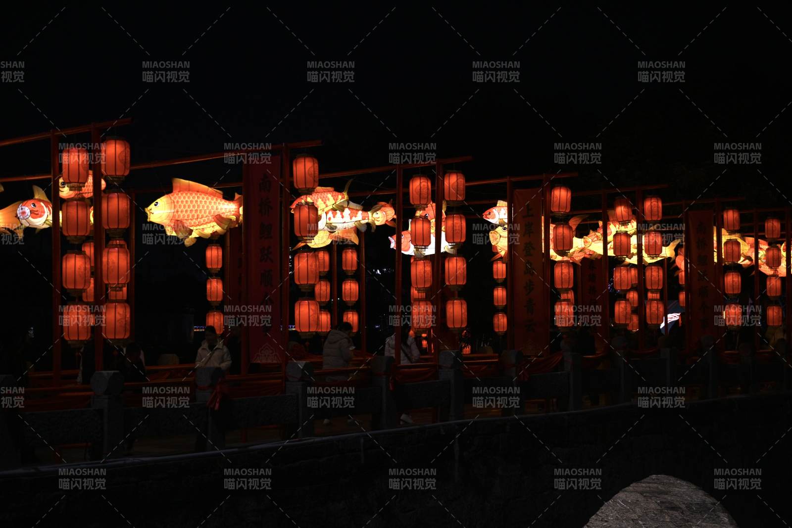 云龙桥夜灯映鱼影图片