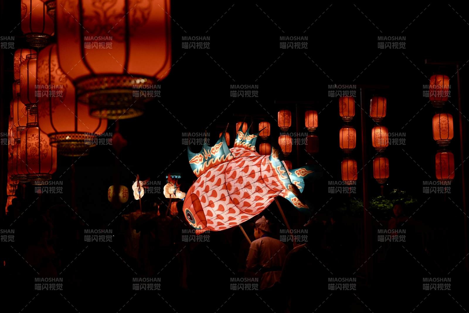 连心岛夜市灯影鱼戏图片