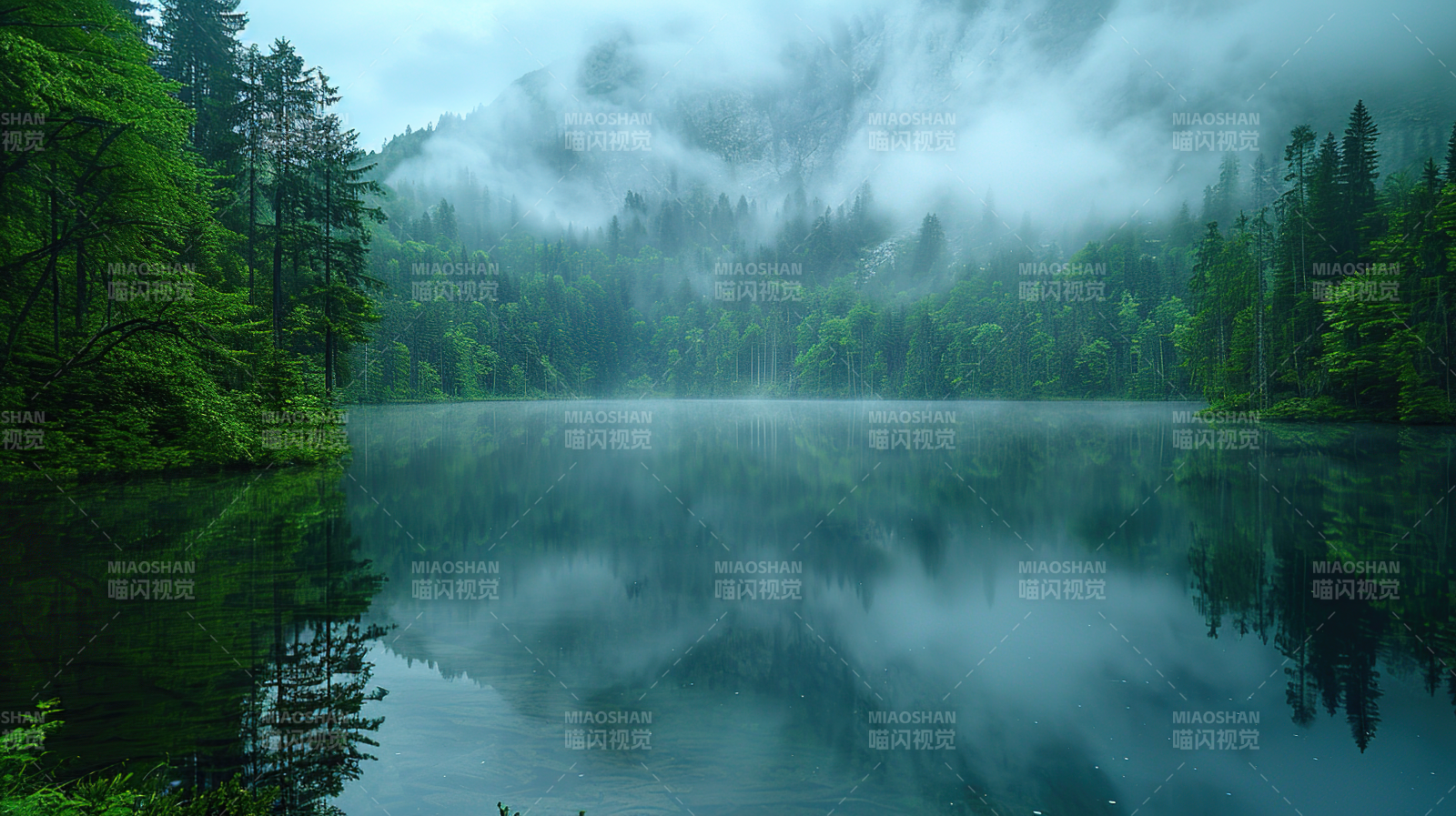 雾锁湖光山色图片