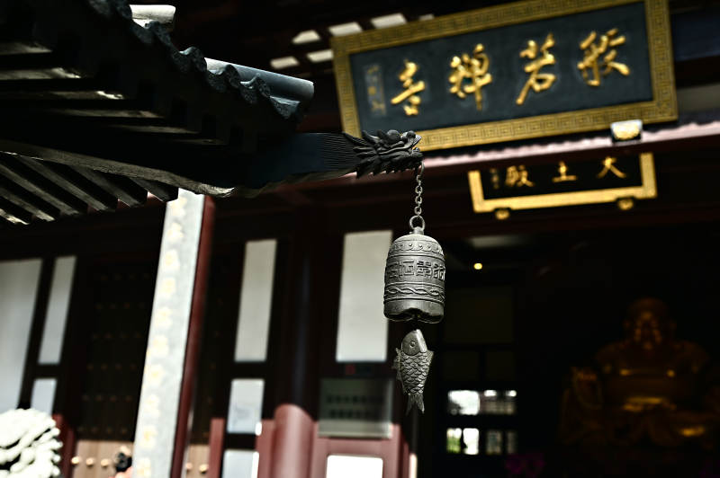 深圳般若禅寺的龙纹铃铛与鲤鱼装饰图片