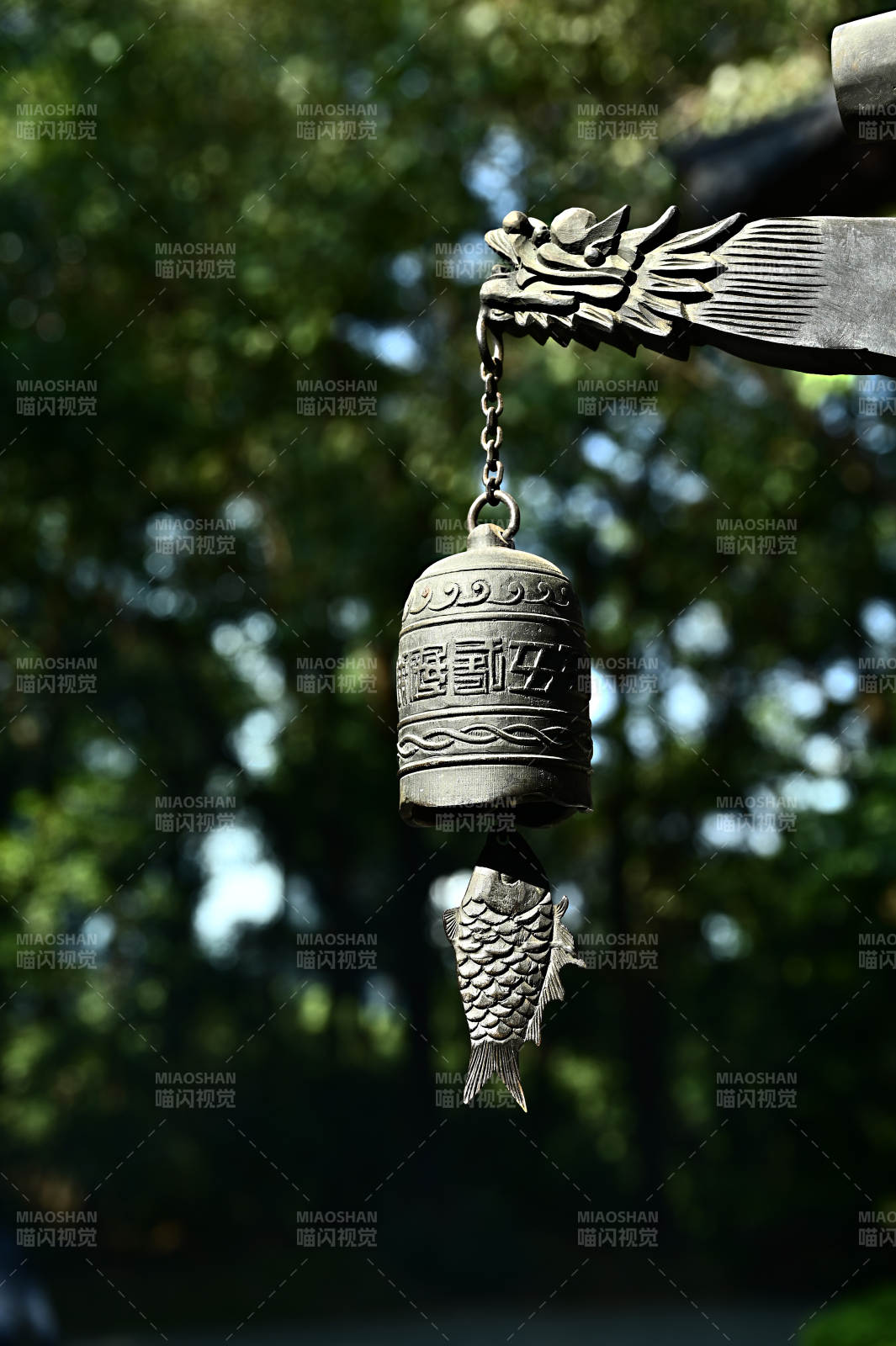 深圳般若禅寺的龙纹铃铛与鲤鱼装饰图片
