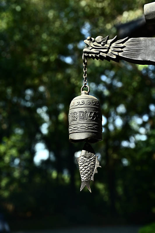 深圳般若禅寺的龙纹铃铛与鲤鱼装饰图片