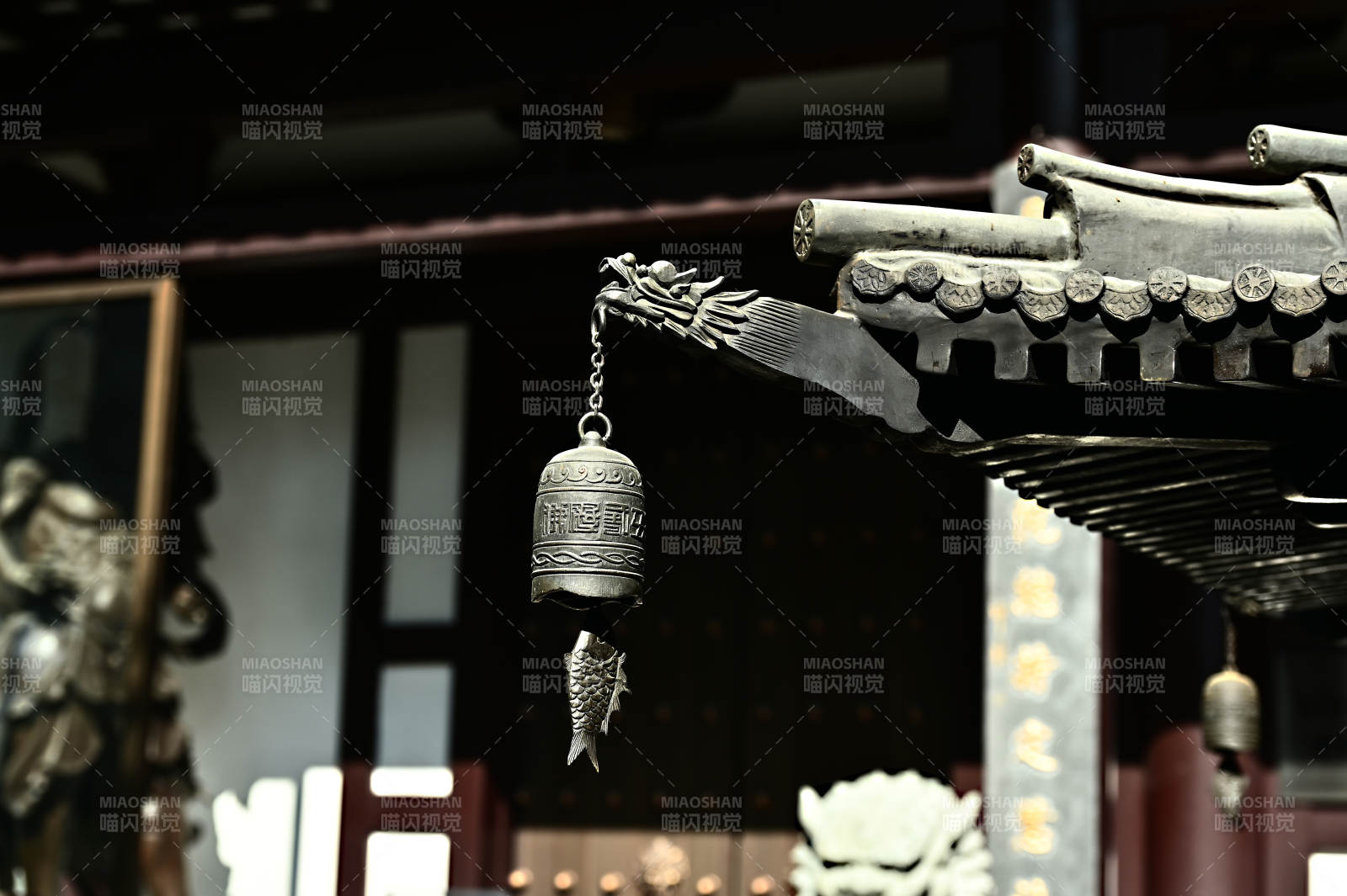 深圳般若禅寺的龙纹铃铛与鲤鱼装饰图片
