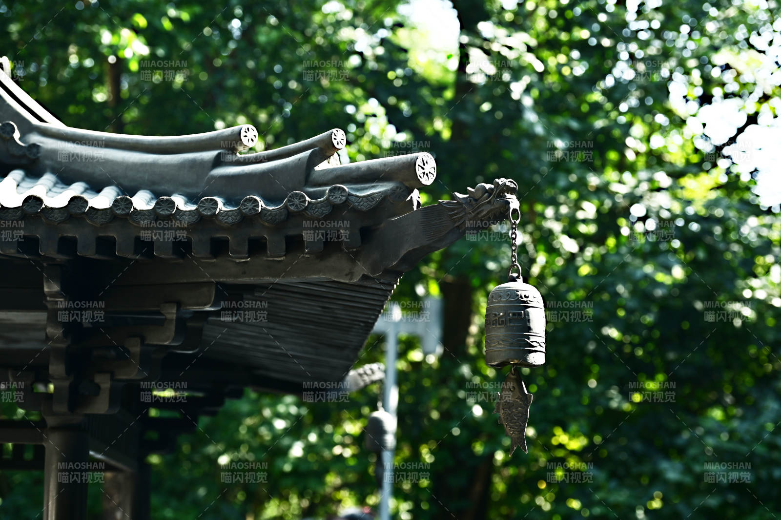 深圳般若禅寺檐角下的青铜铃铛图片