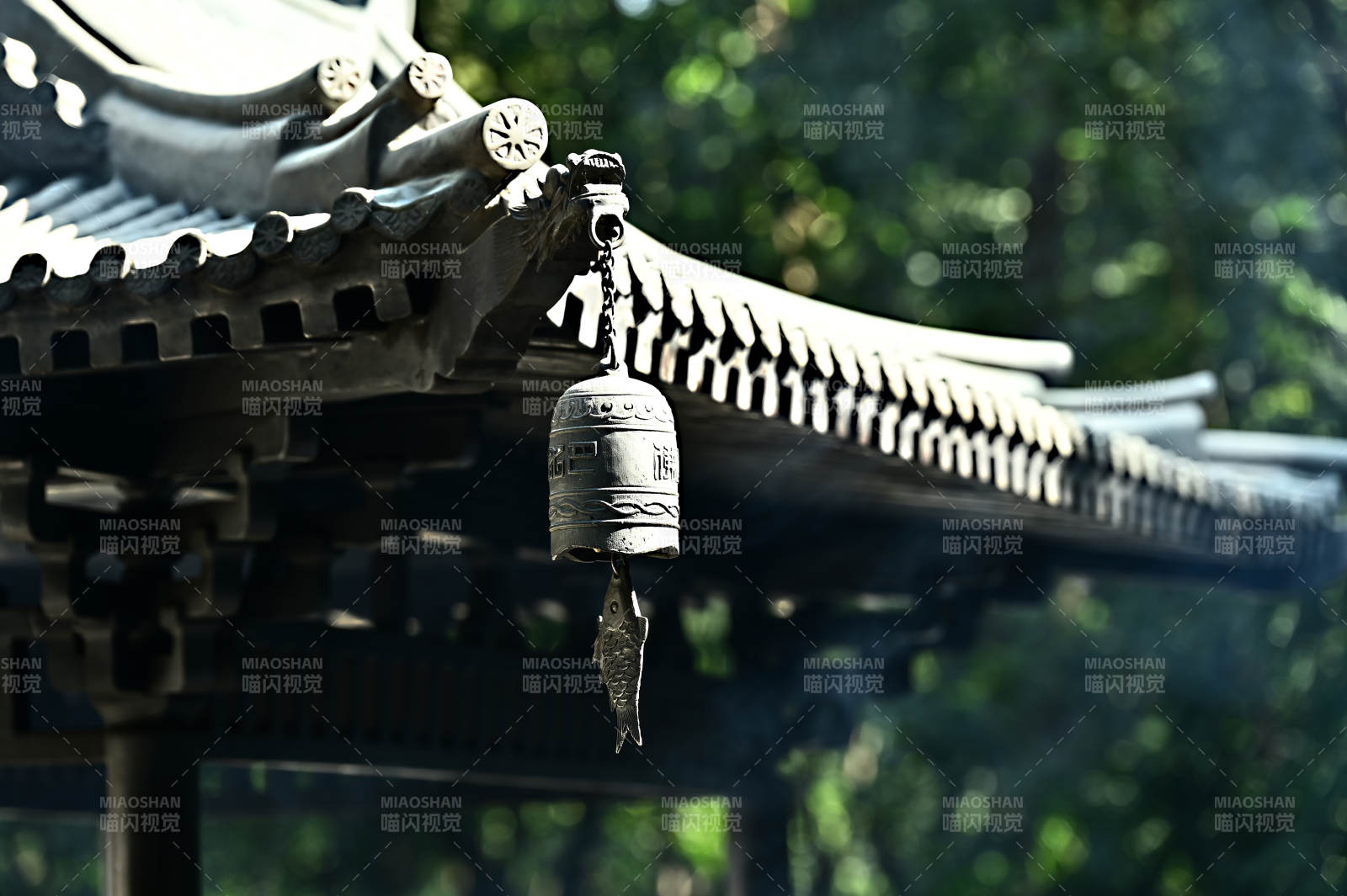 深圳般若禅寺檐角下的青铜铃铛图片