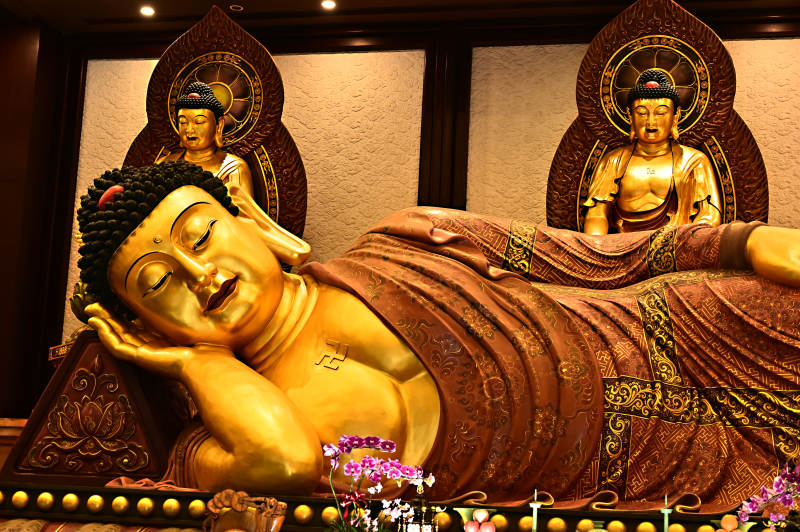 深圳般若禅寺金碧辉煌的卧佛图片