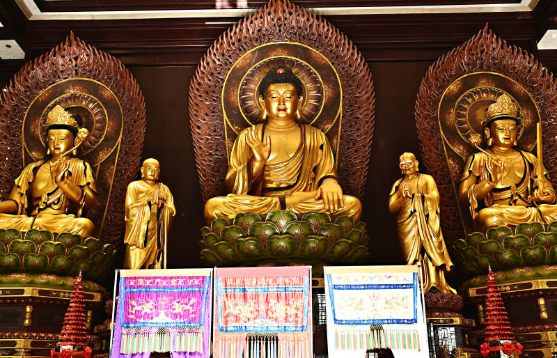 深圳般若禅寺庄严的金身佛像图片