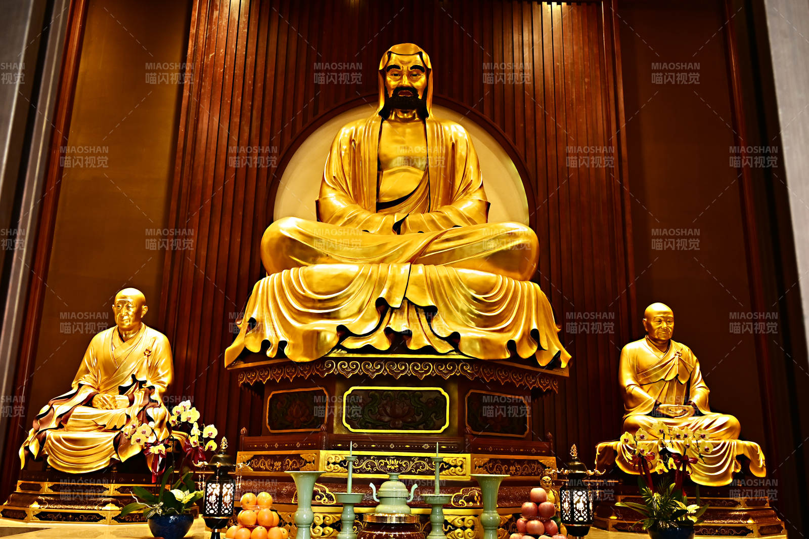 深圳般若禅寺金碧辉煌的佛像图片