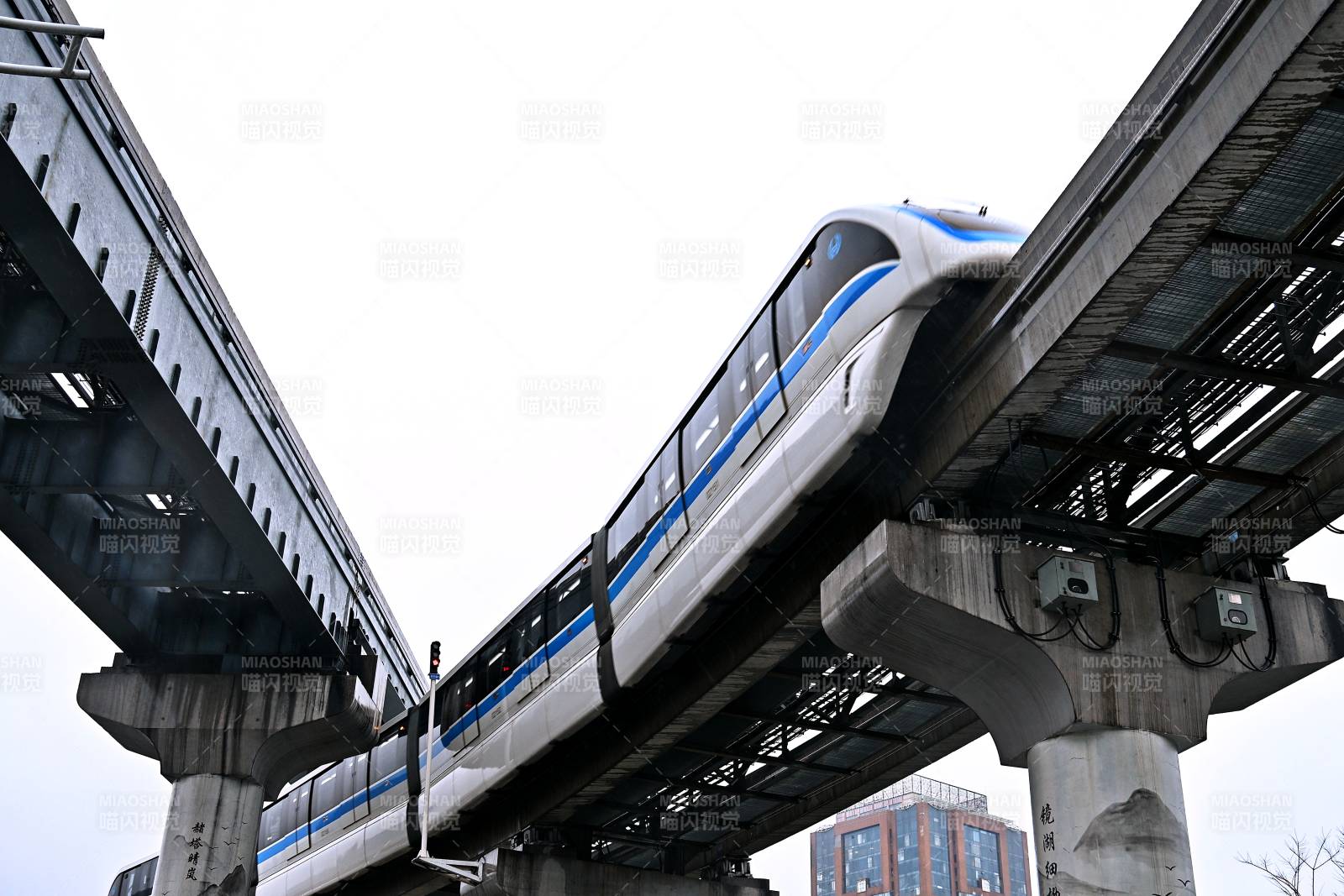 安徽芜湖两轨道交汇处轻轨列车穿行而过图片