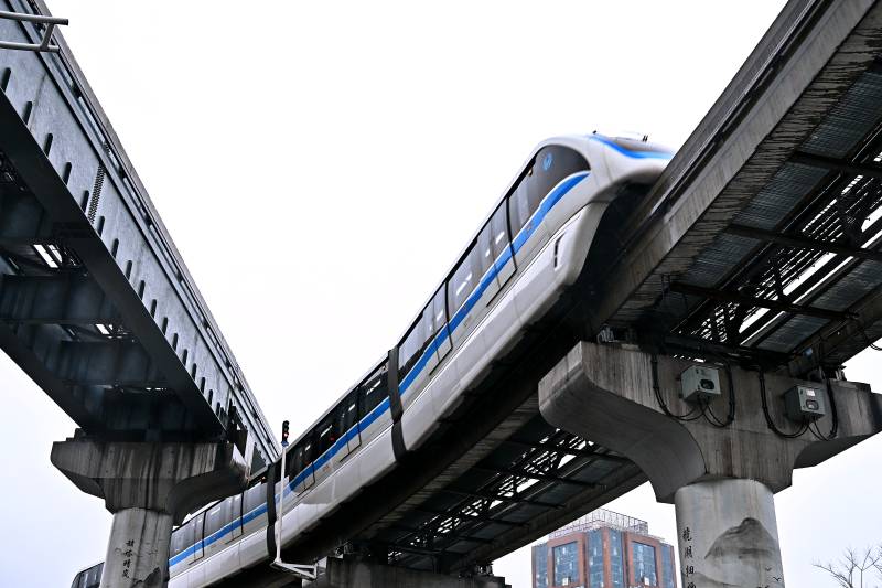 安徽芜湖两轨道交汇处轻轨列车穿行而过图片