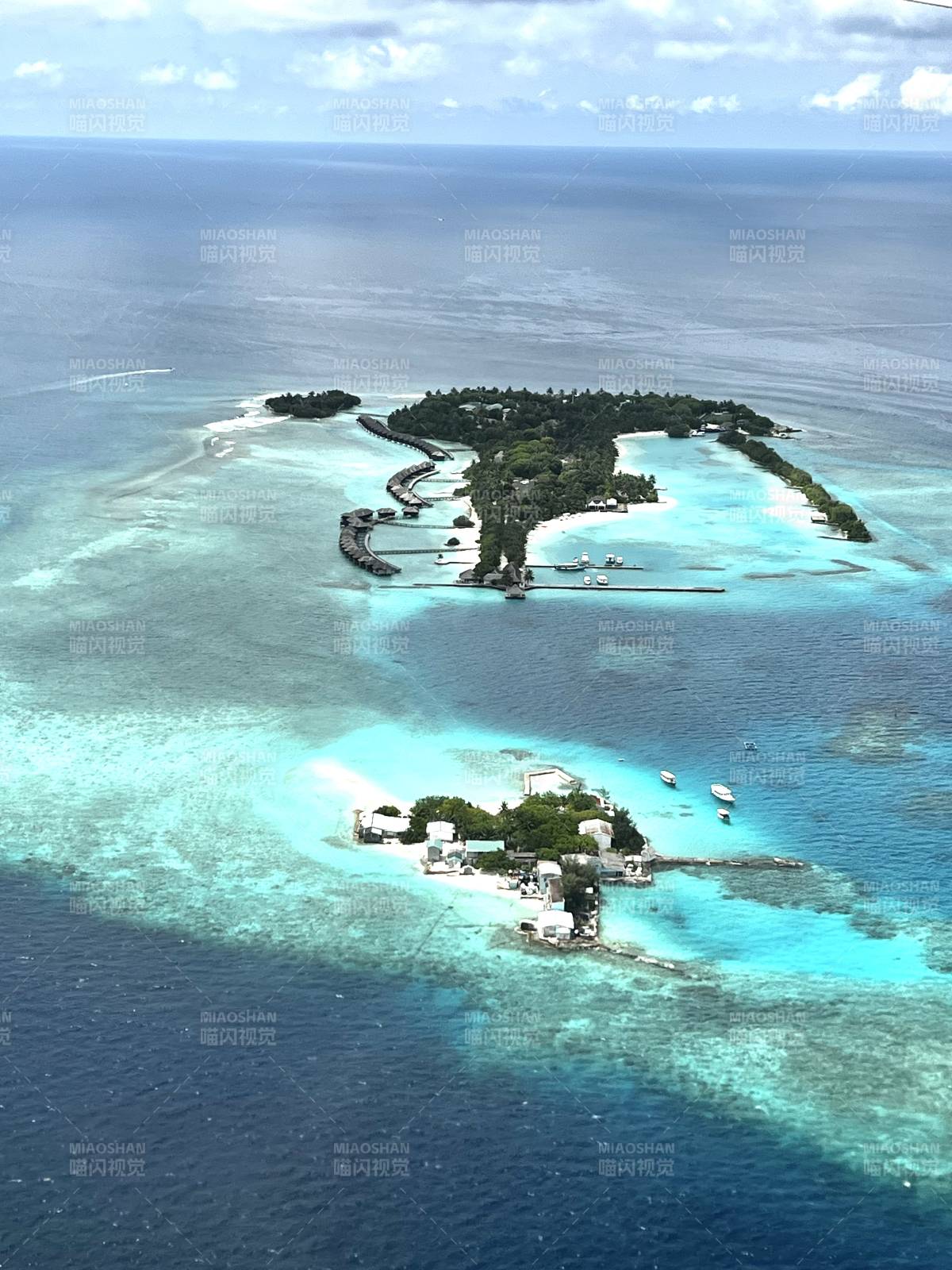 马尔代夫碧海蓝天中的热带岛屿图片