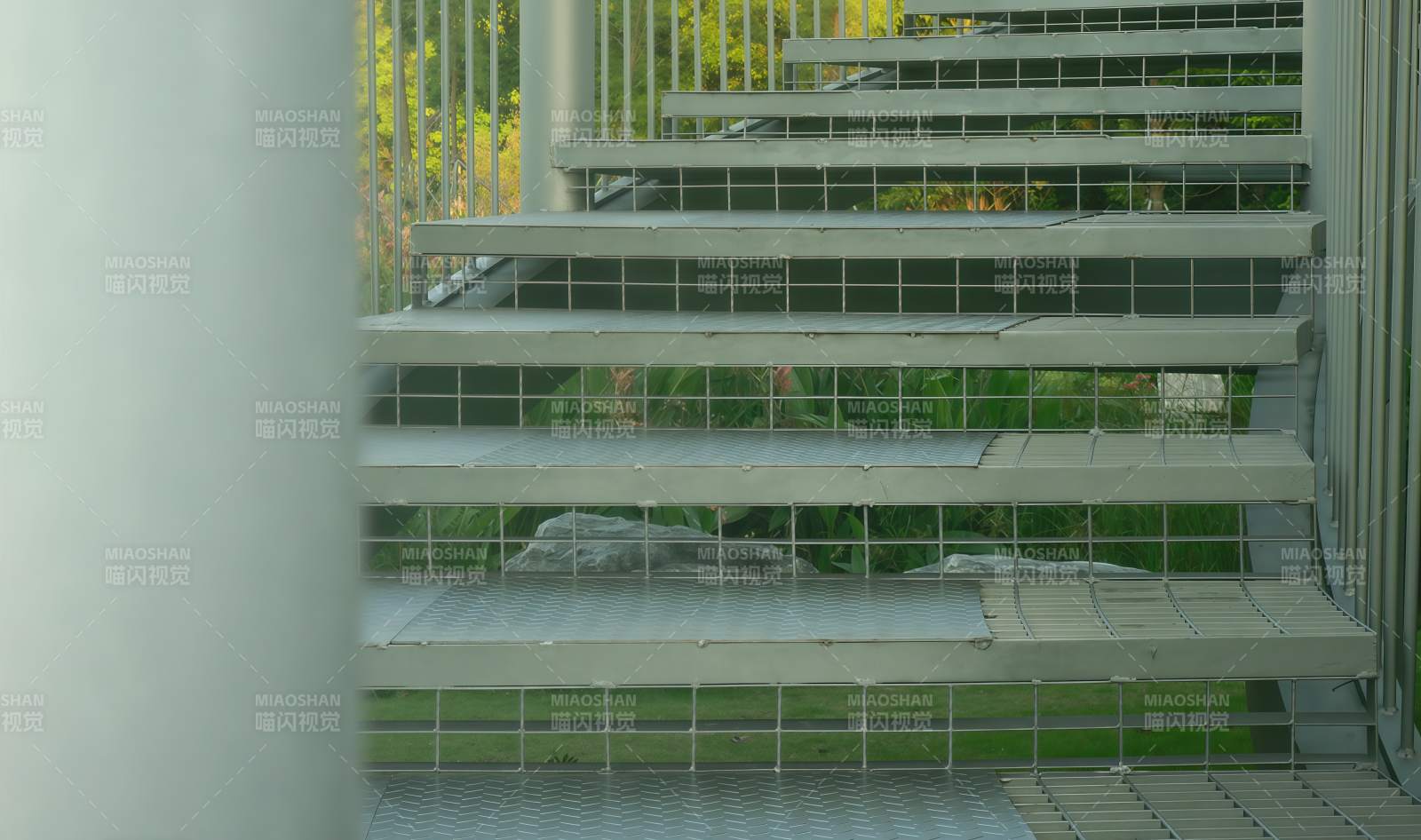 金属楼梯与绿植图片