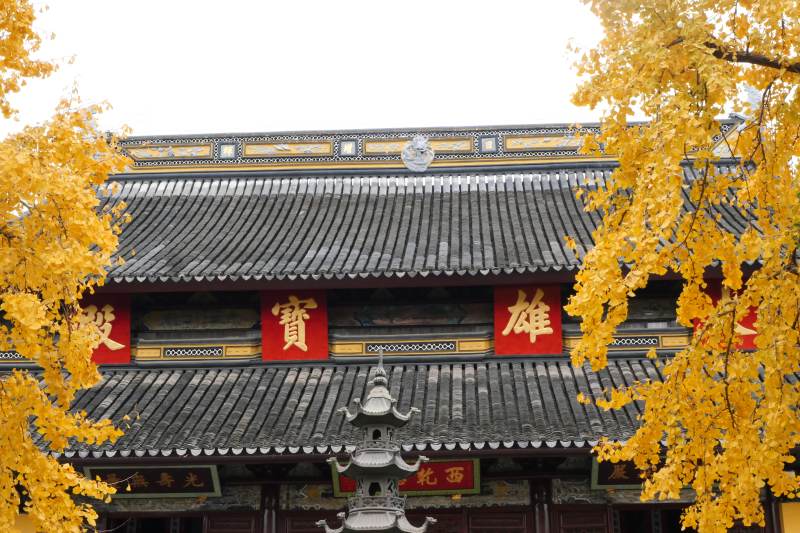 秋色中的古寺图片