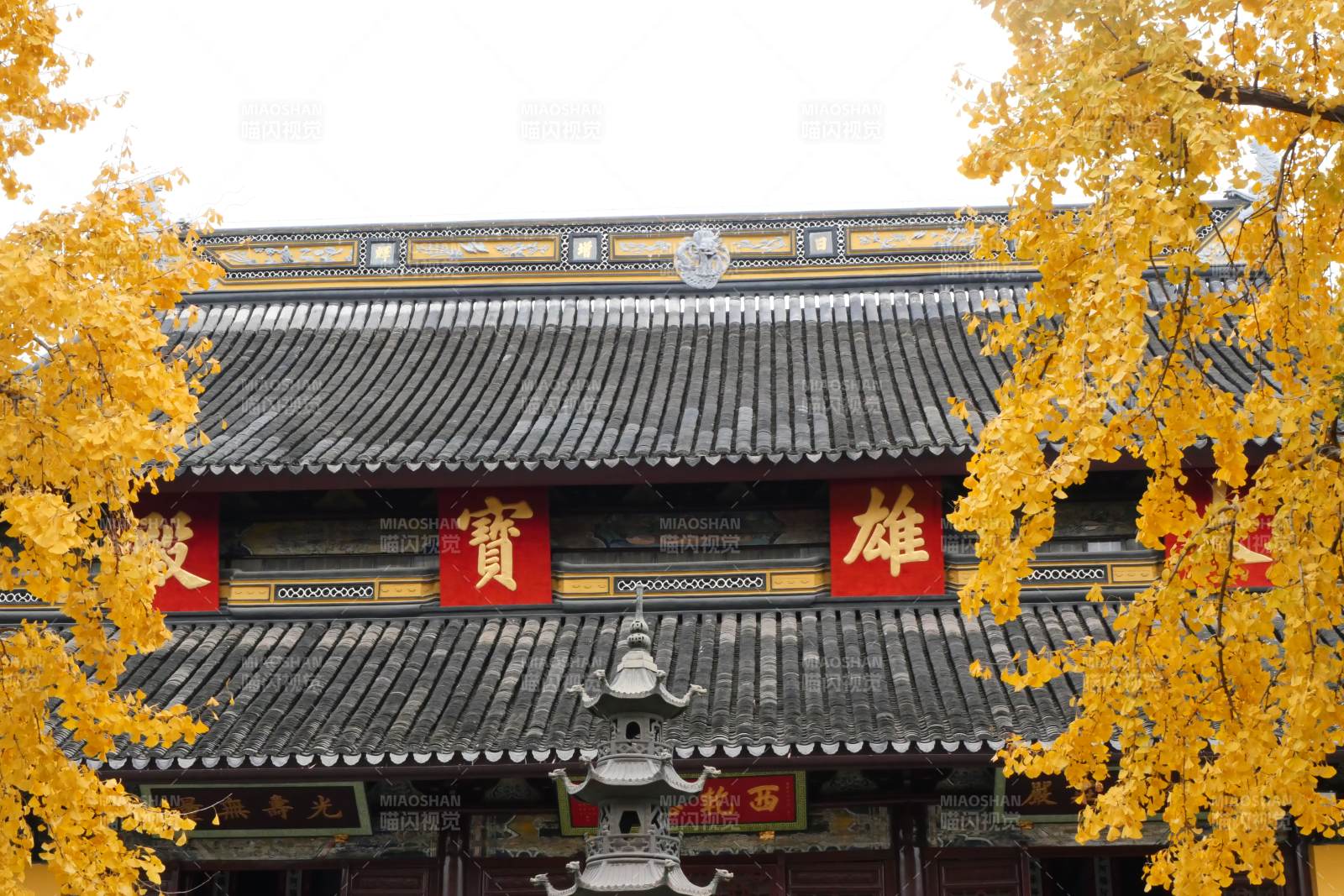 秋色中的古寺图片