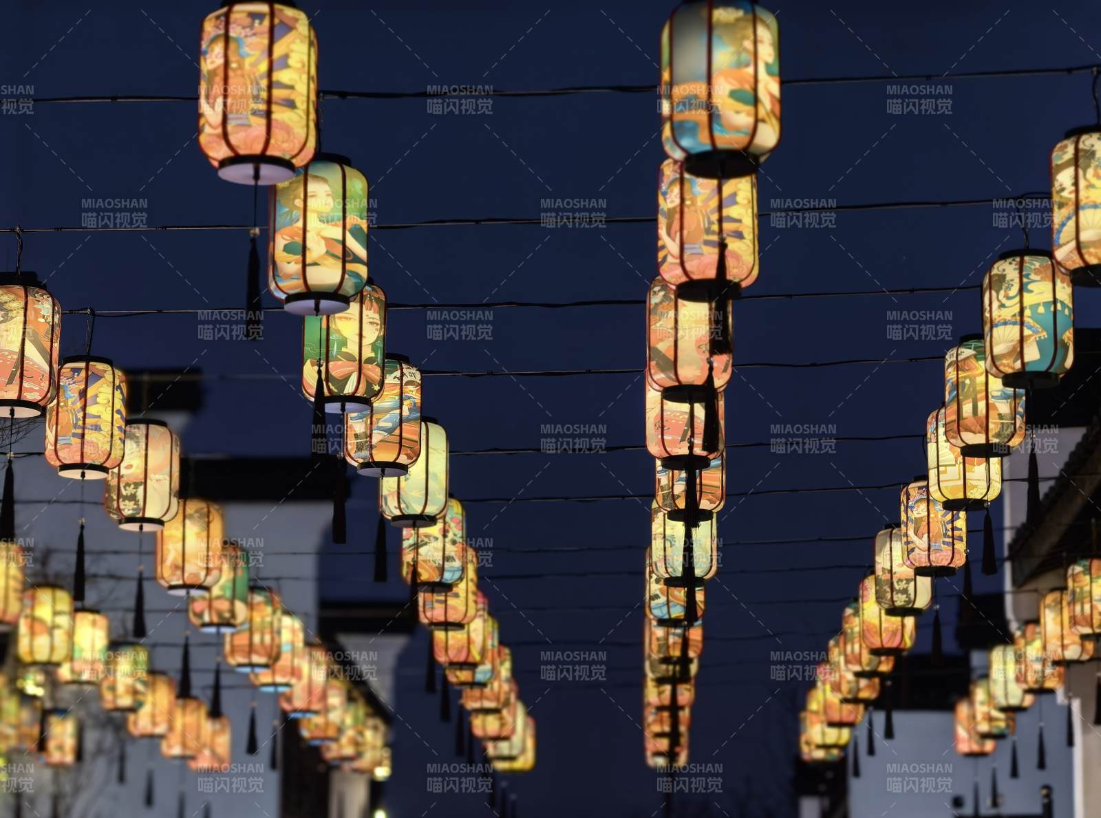 中式古风灯笼悬挂特写图片