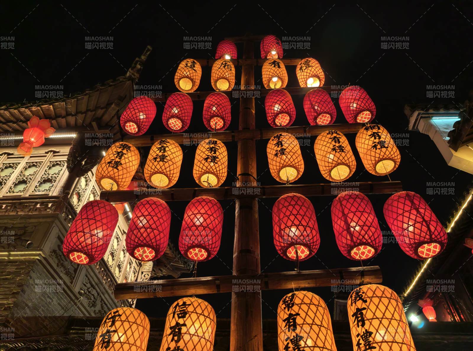 马年新春古镇灯会祈福灯笼图片