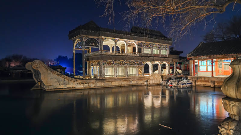 颐和园石坊夜色灯火映水图片