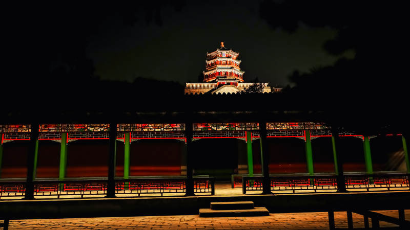夜色中的颐和园佛香阁与长廊图片