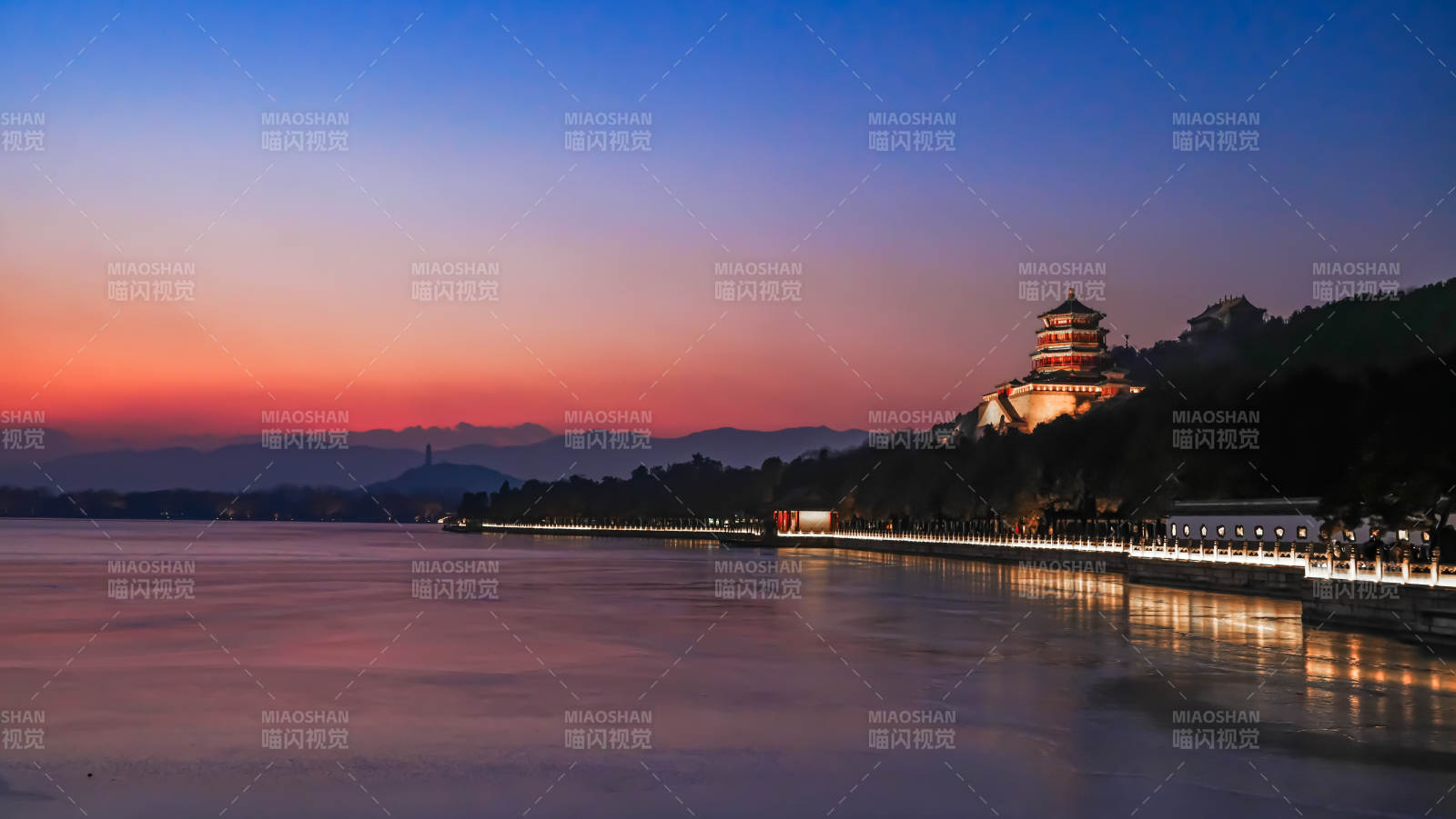 颐和园湖畔夕照下的佛香阁图片