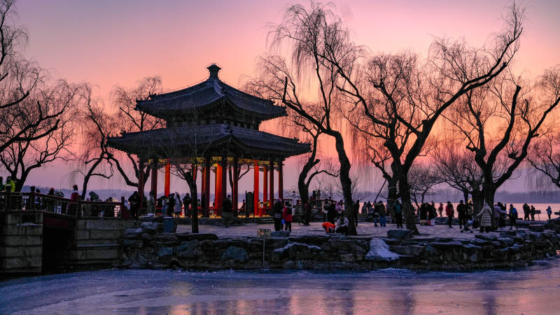 颐和园夕阳下的知春亭美景图片