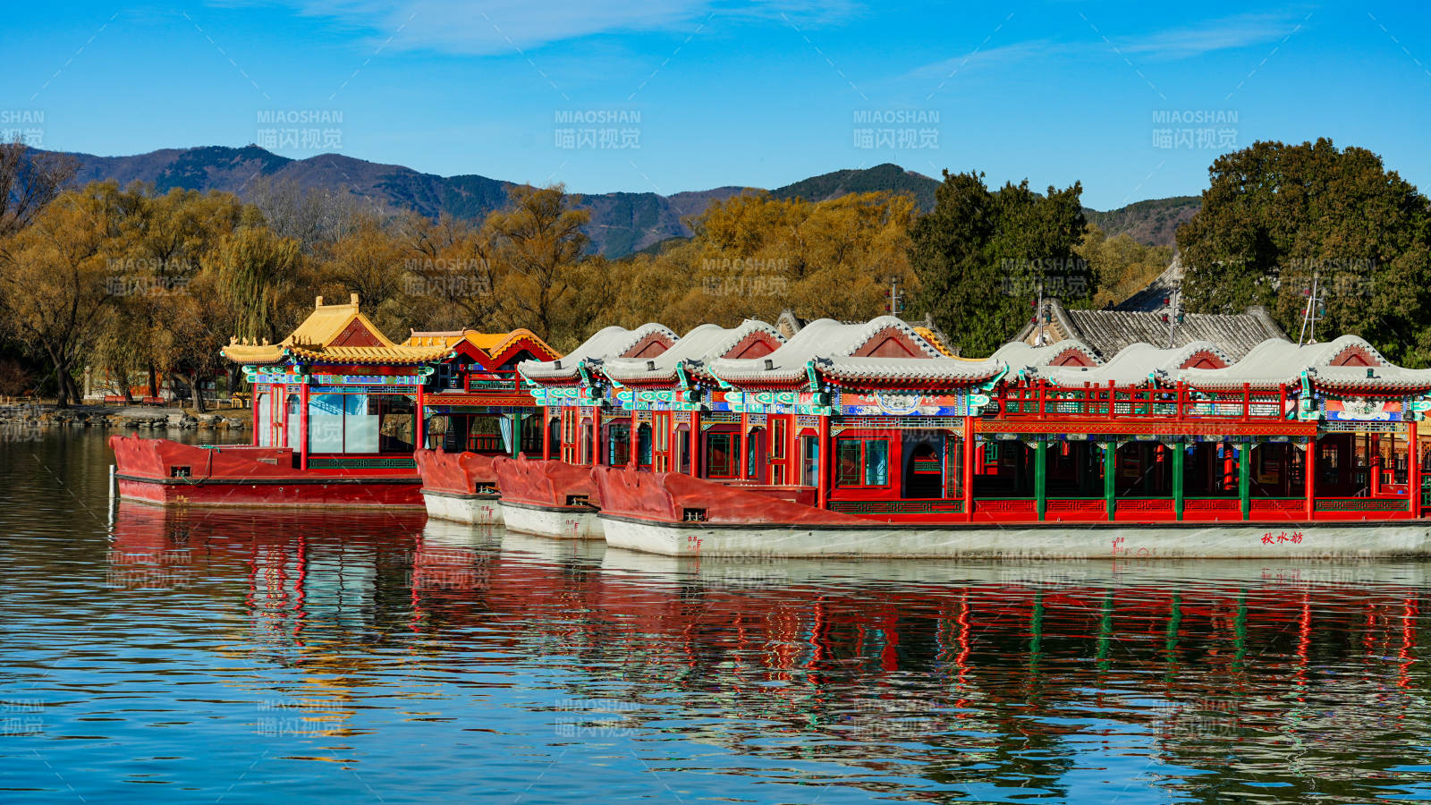 颐和园湖上彩船映秋色图片