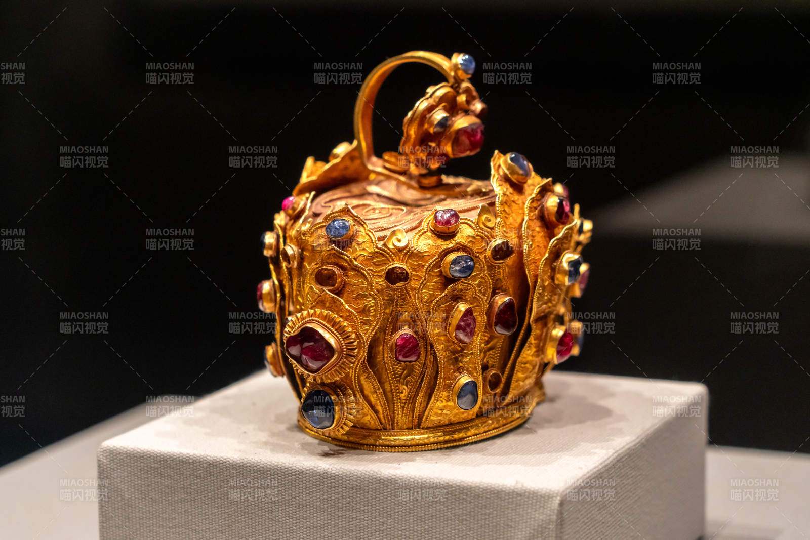 金镶宝石茶壶图片