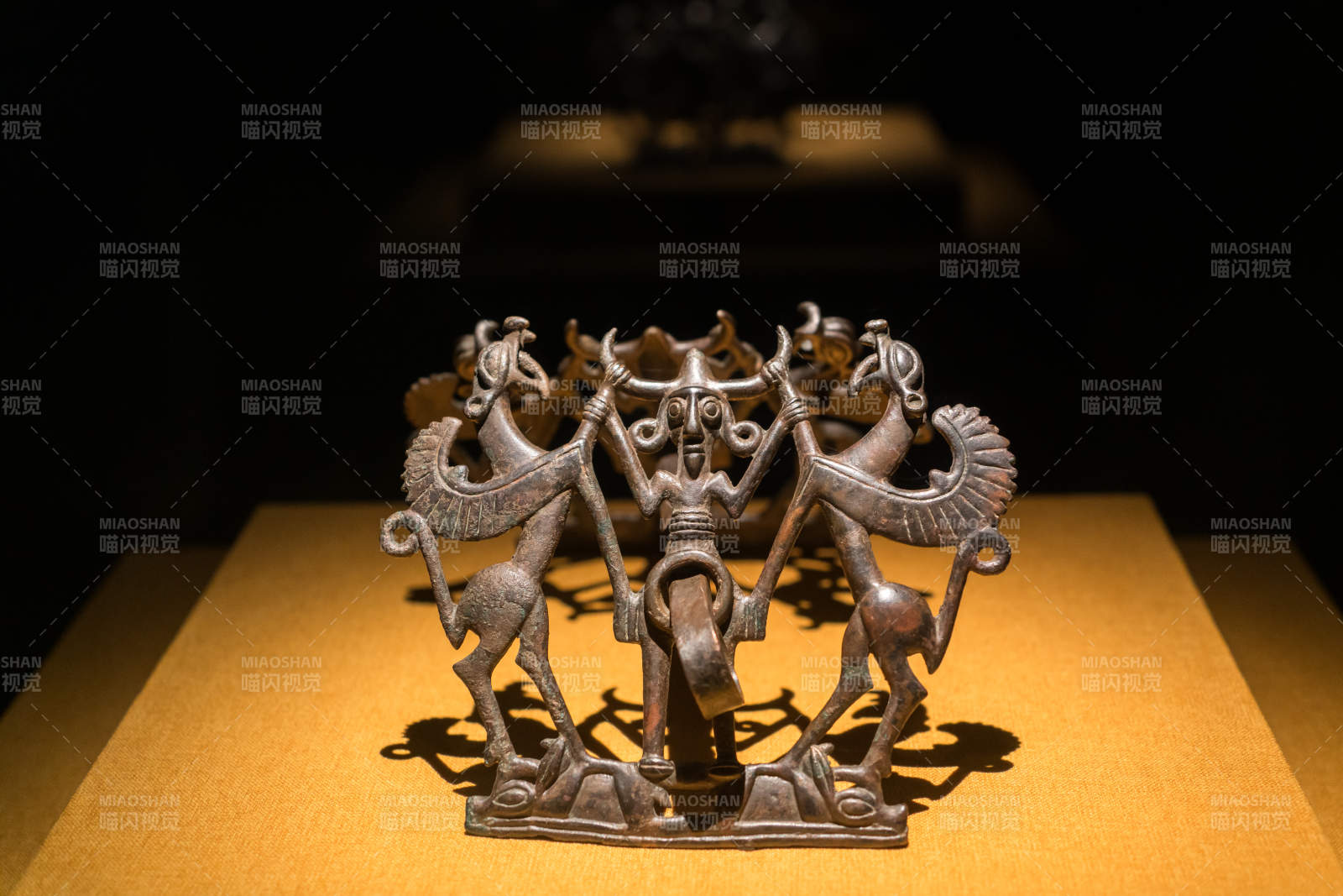 青铜神兽雕塑图片