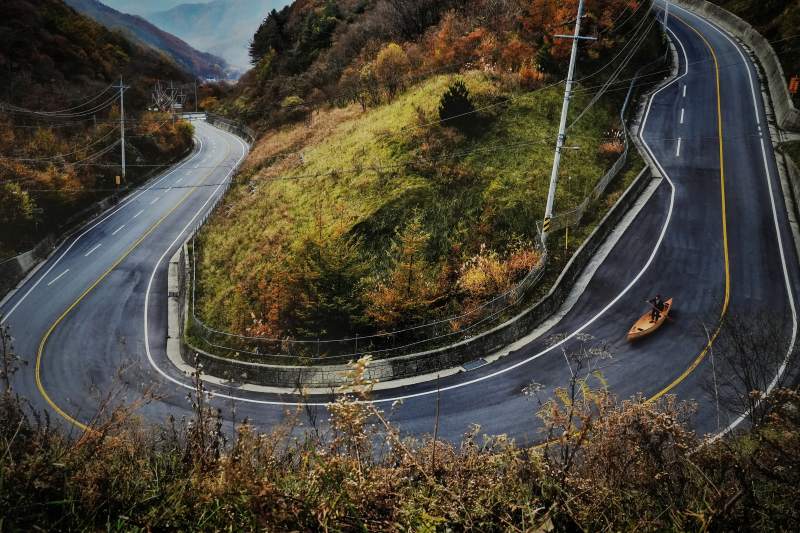 成都展览山路秋景车行图片