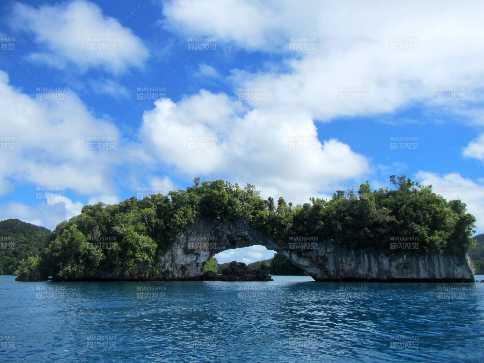 帕劳天然石拱岛图片
