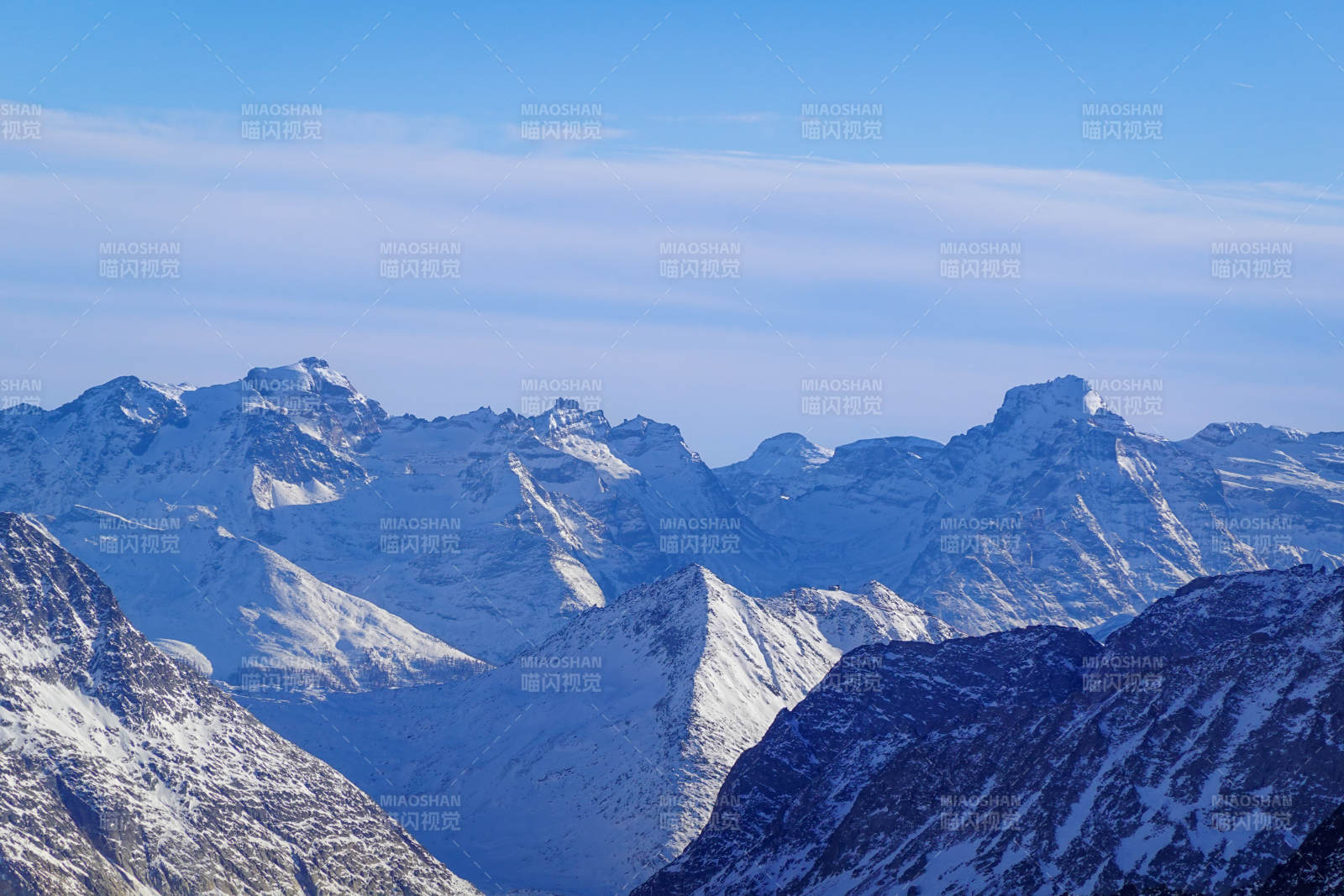 瑞士少女峰雪山连绵入云霄图片