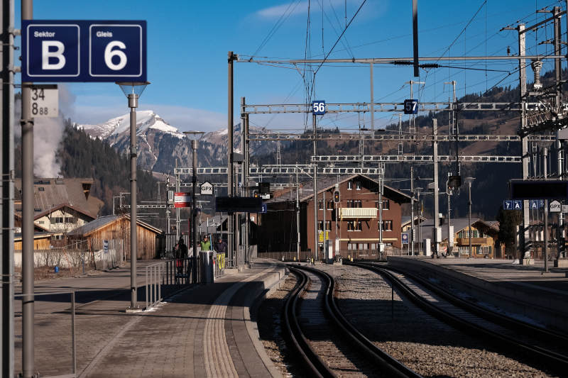 瑞士雪山下的火车站图片