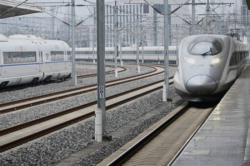 高铁进站瞬间图片