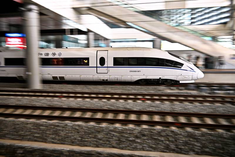 安徽芜湖南站区高速列车疾驰而过图片