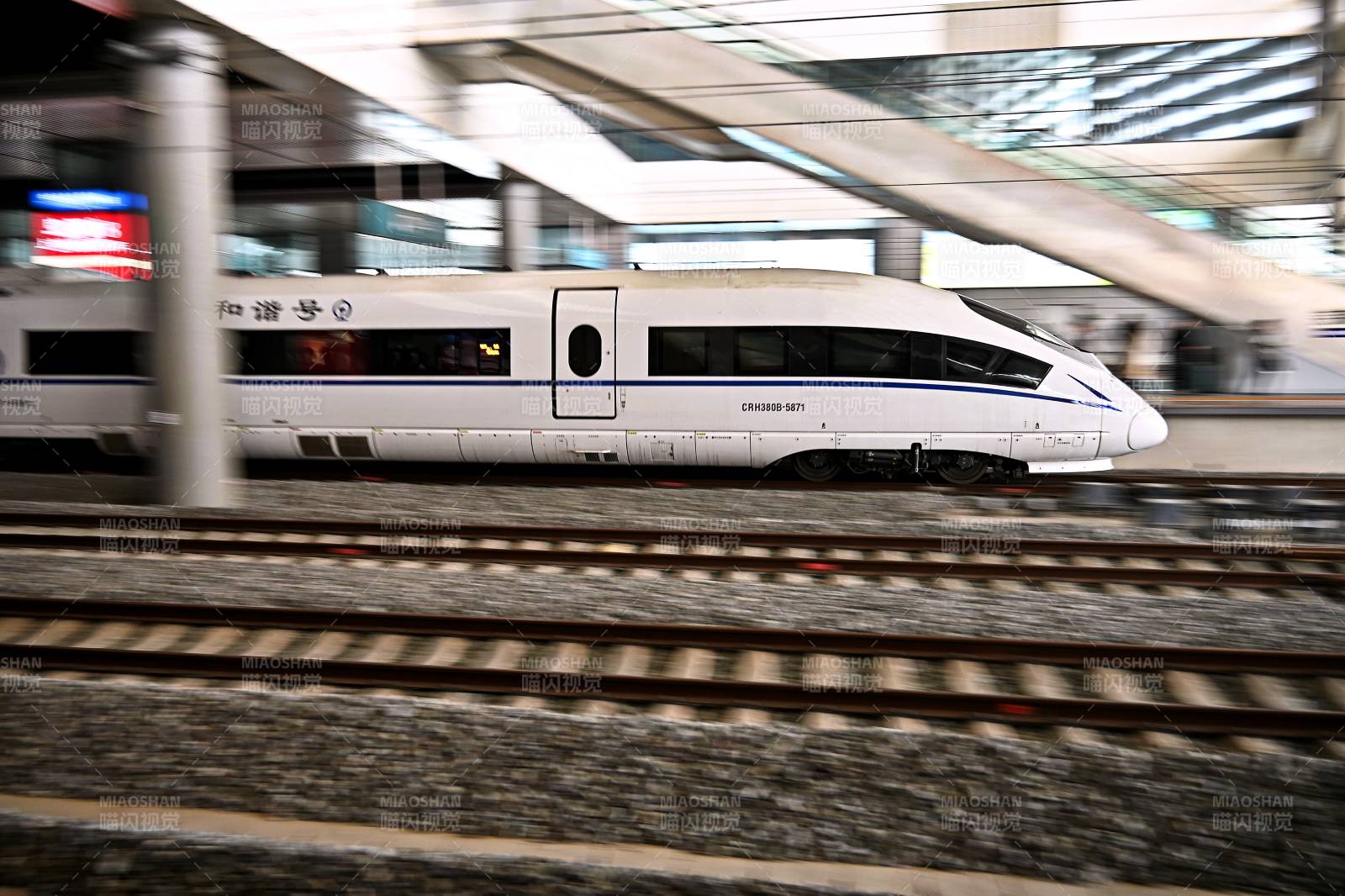 安徽芜湖南站区高速列车疾驰而过图片