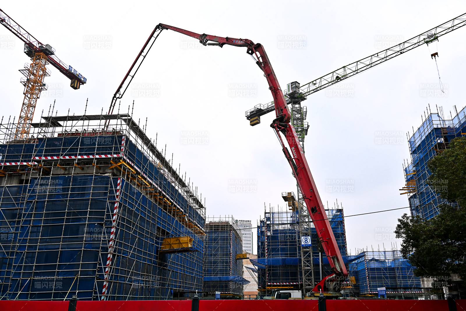 建筑工地施工中图片