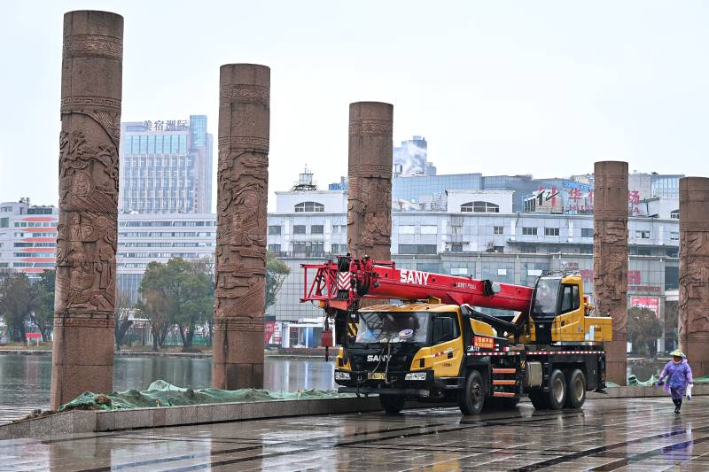 安徽芜湖鸠滋广场改造吊车作业现场图片