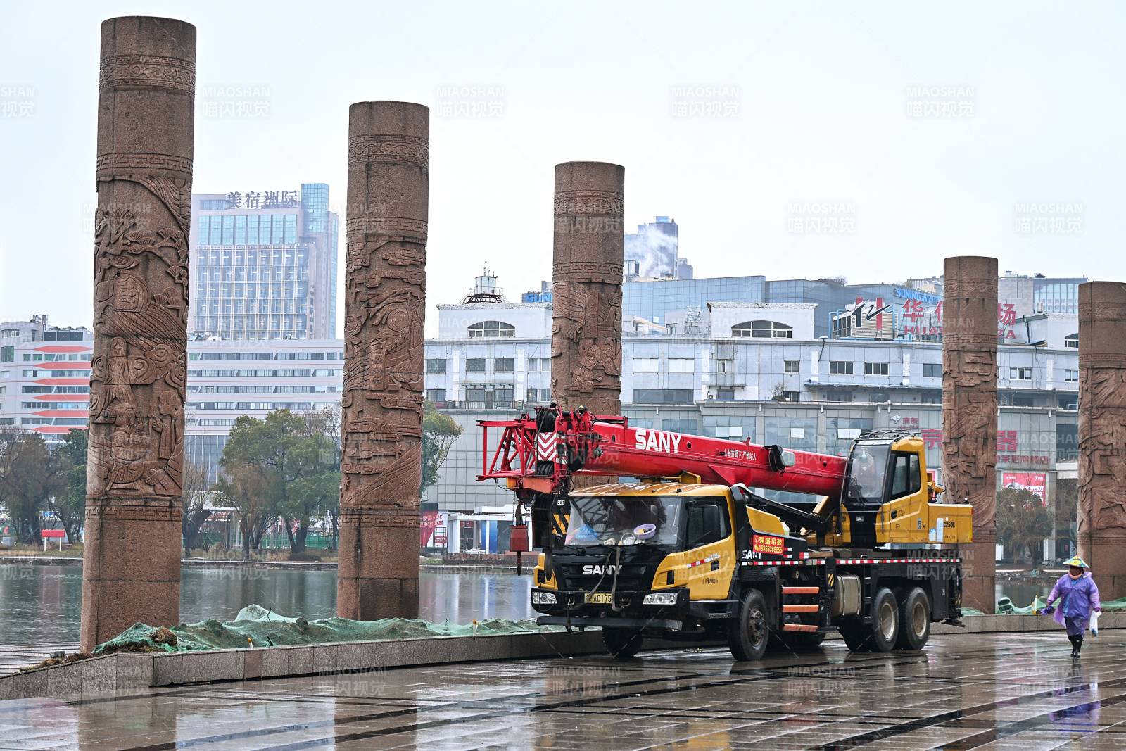 安徽芜湖鸠滋广场改造吊车作业现场图片