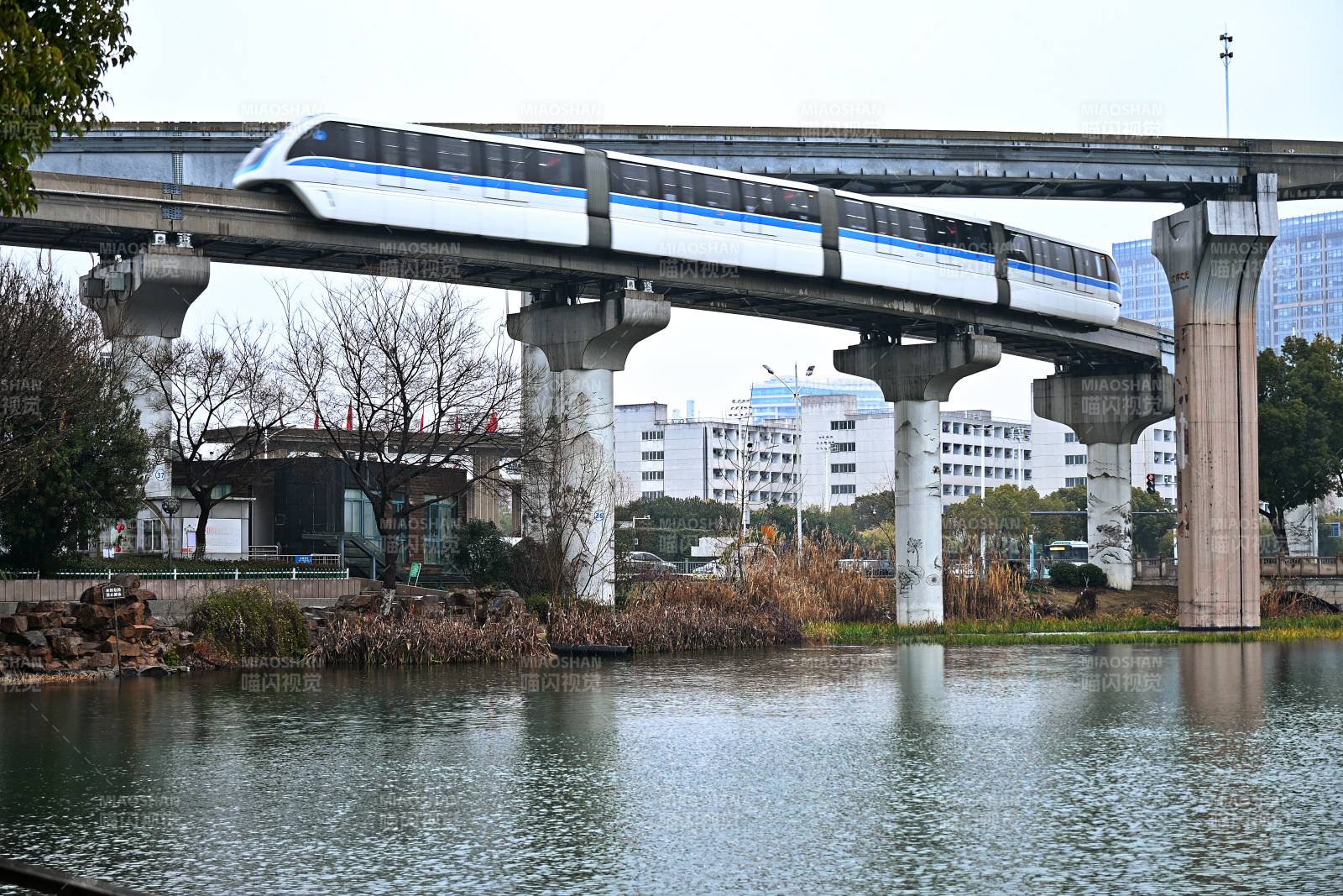安徽芜湖镜湖上轻轨车穿湖而过图片
