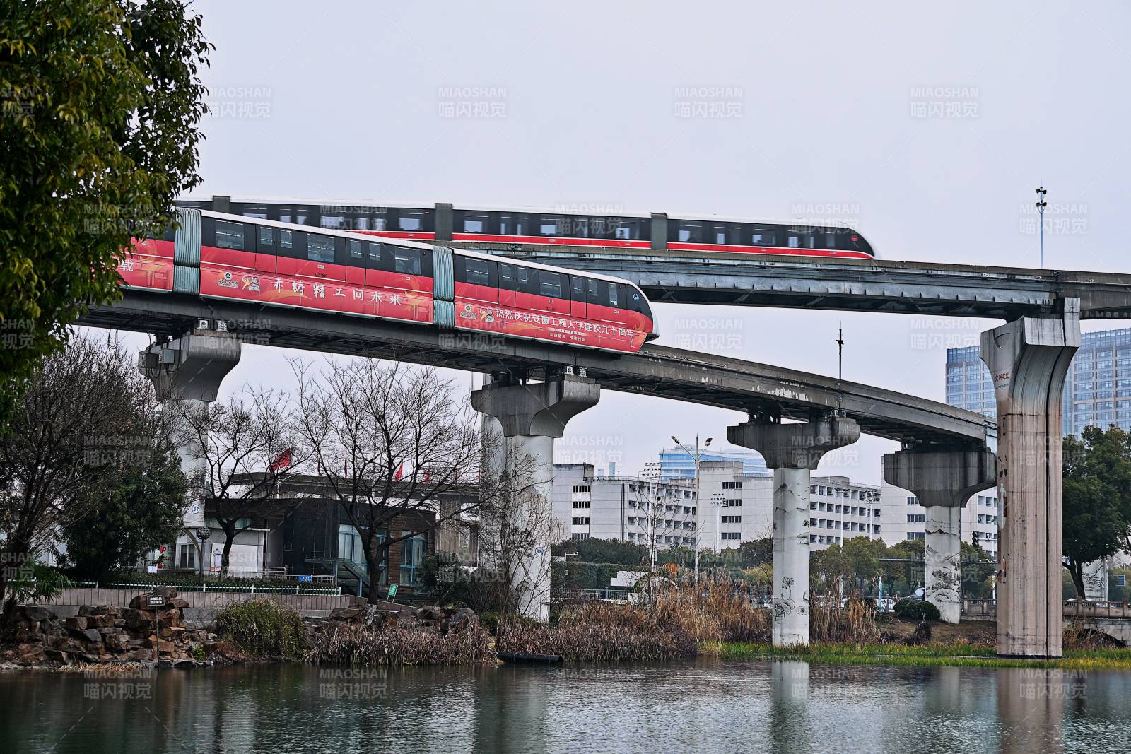 安徽芜湖镜湖上的轻轨列车跨湖而过图片