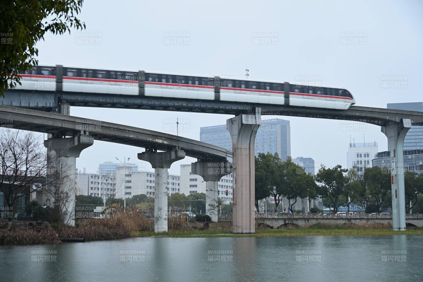 安徽芜湖镜湖上的轻轨车掠过湖面图片