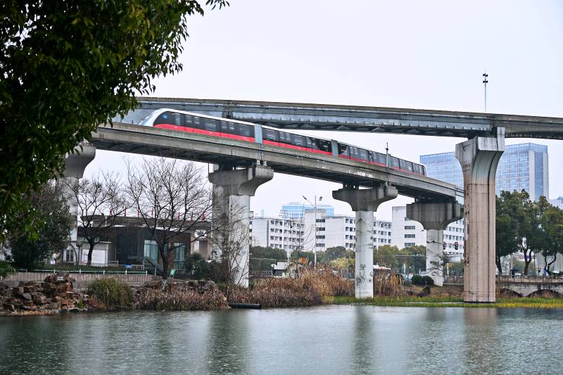 安徽芜湖镜湖上的轻轨车穿湖而过图片