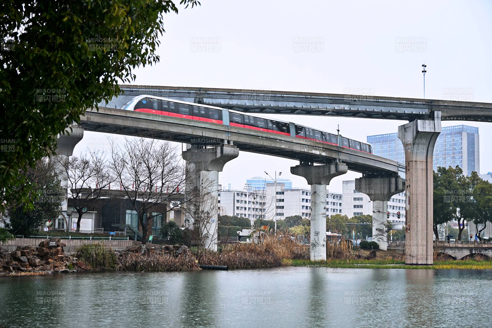 安徽芜湖镜湖上的轻轨车穿湖而过图片