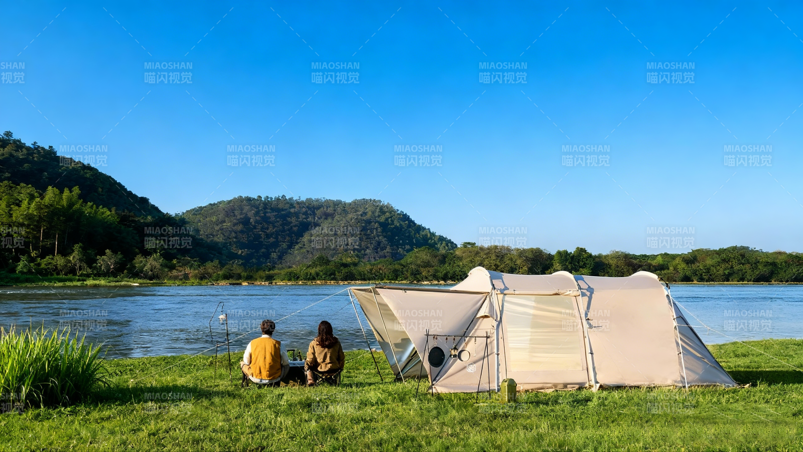 湖畔露营静享自然图片