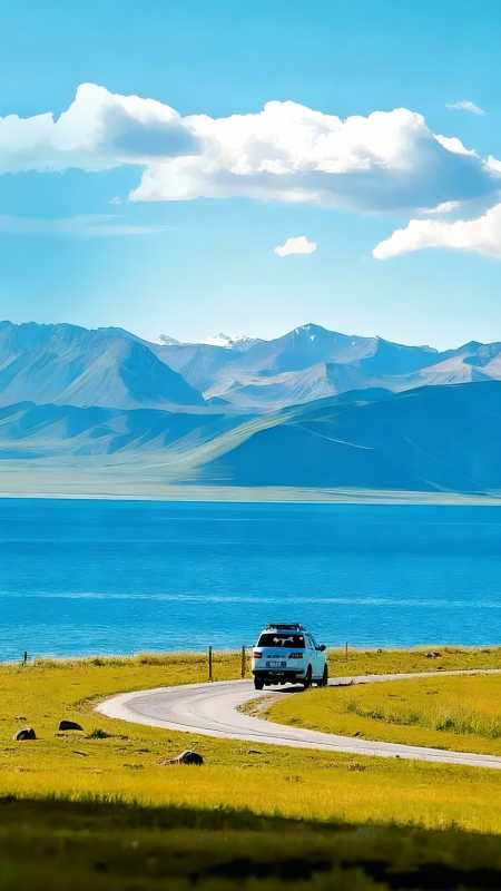 湖畔驰骋 山川如画图片