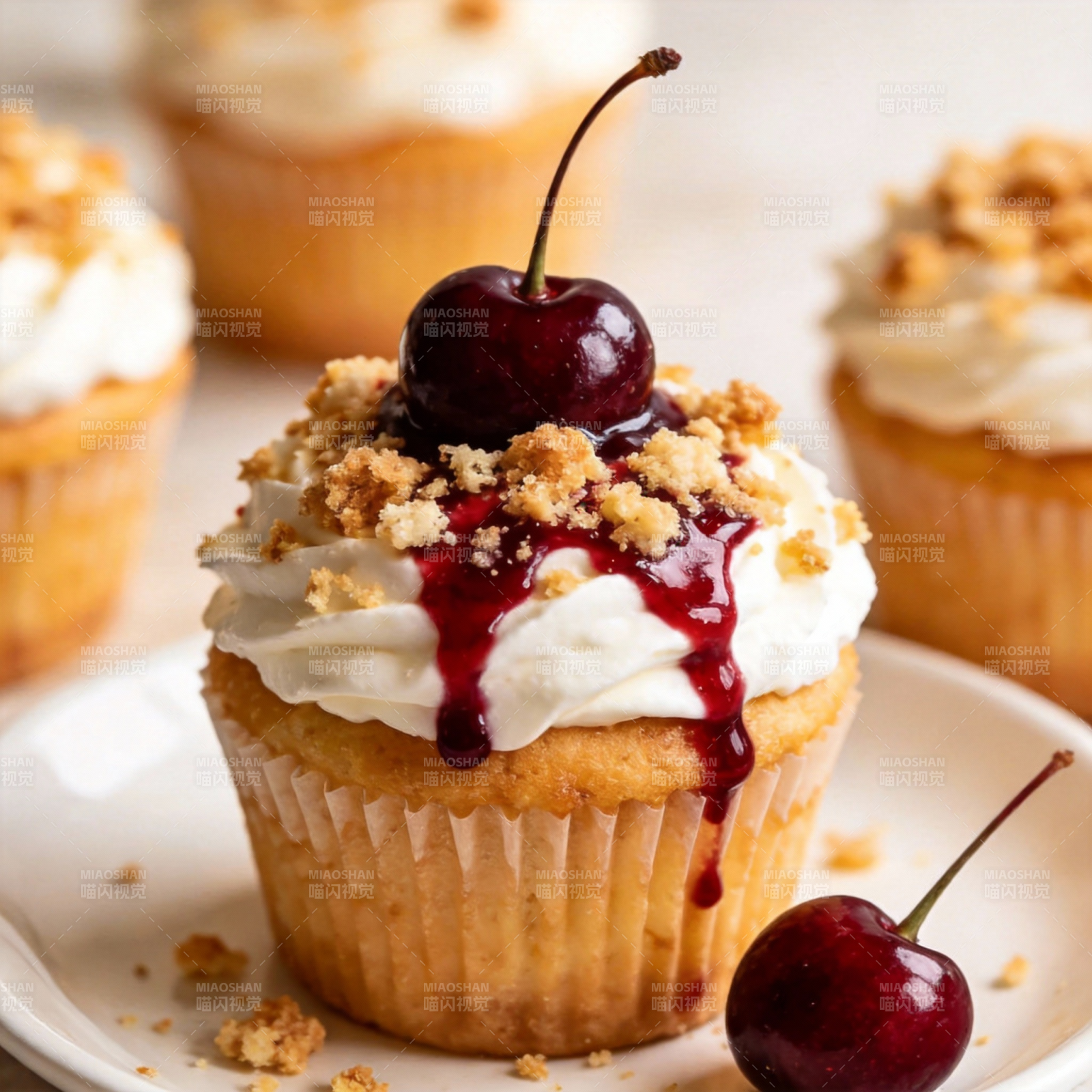 樱桃奶油杯子蛋糕图片