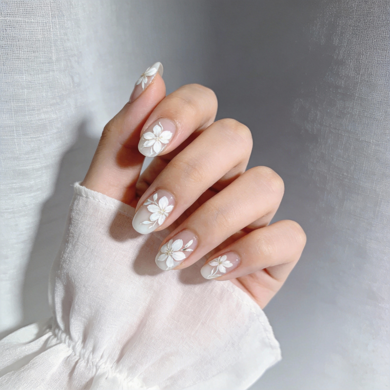 白花美甲 清新优雅图片