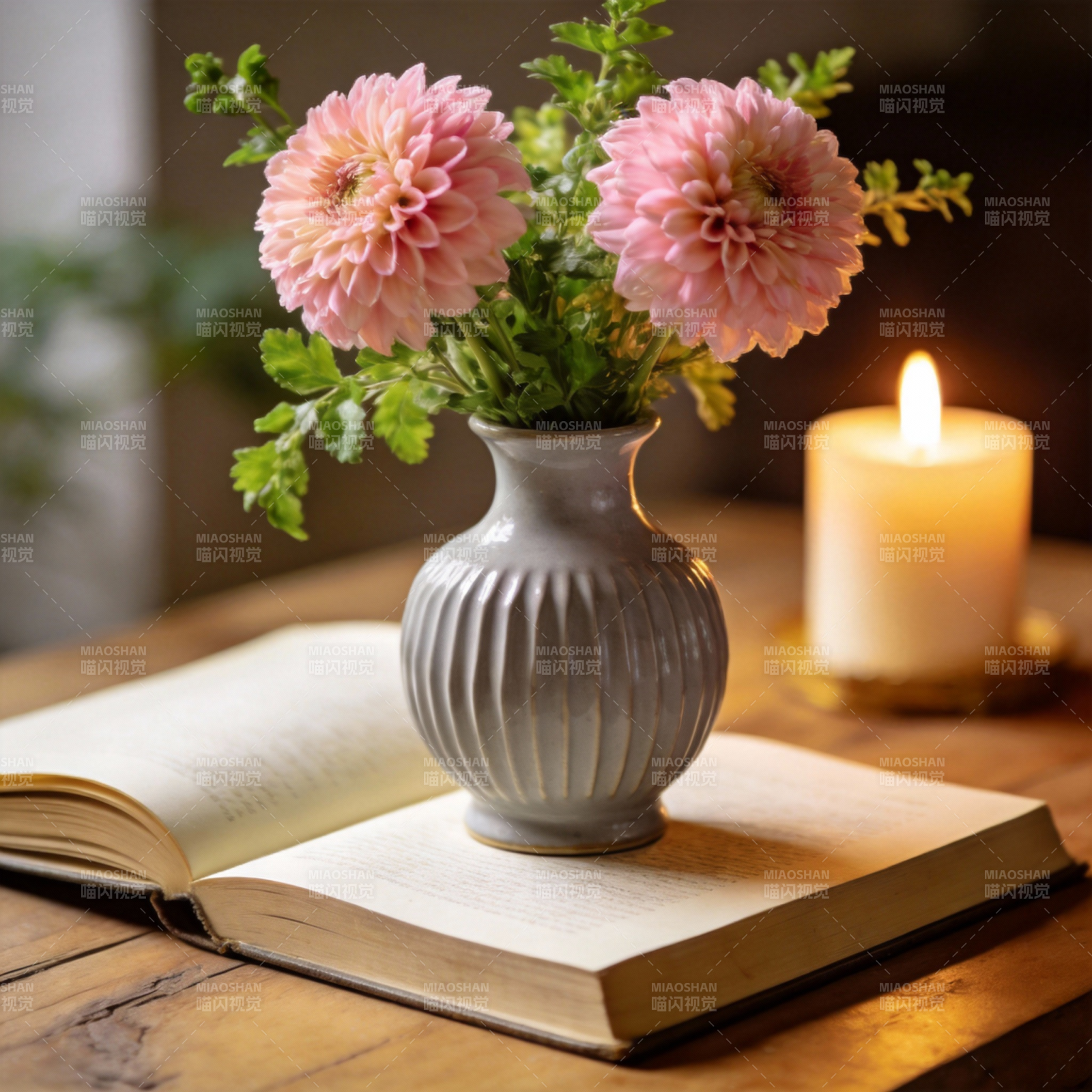 花香书影烛光图片