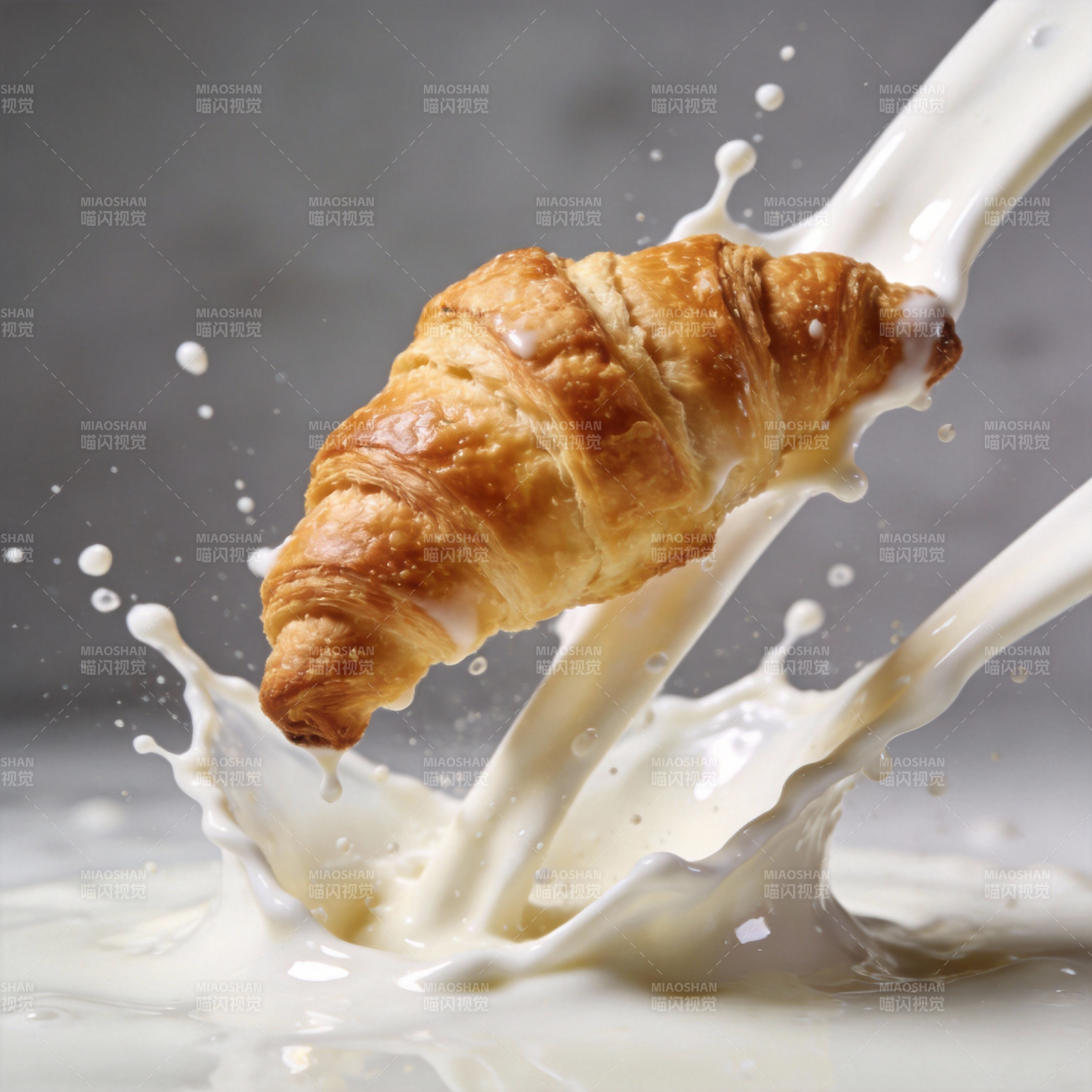 牛角包跃入牛奶图片