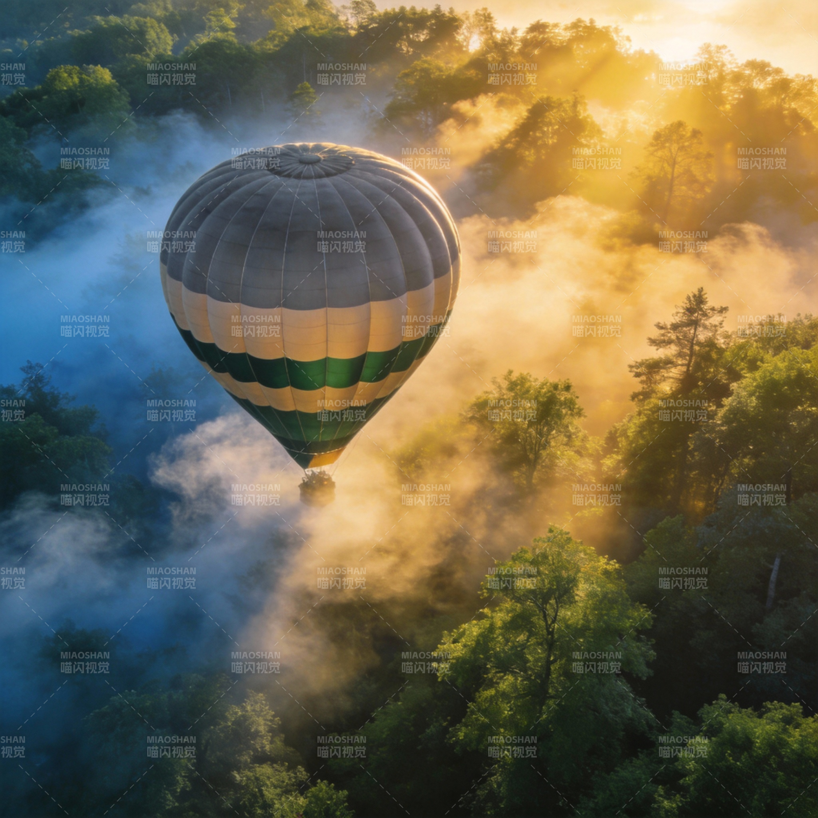 晨雾中的热气球图片