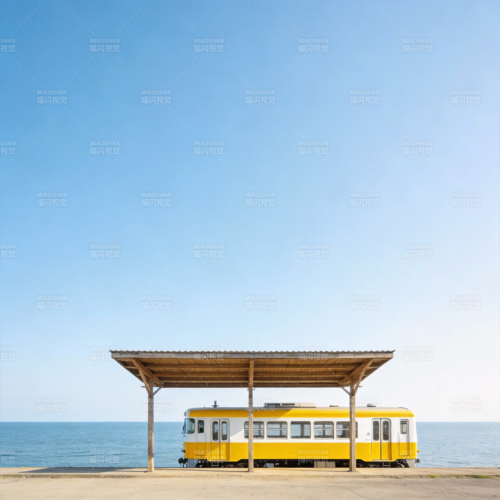 海边黄色小火车图片